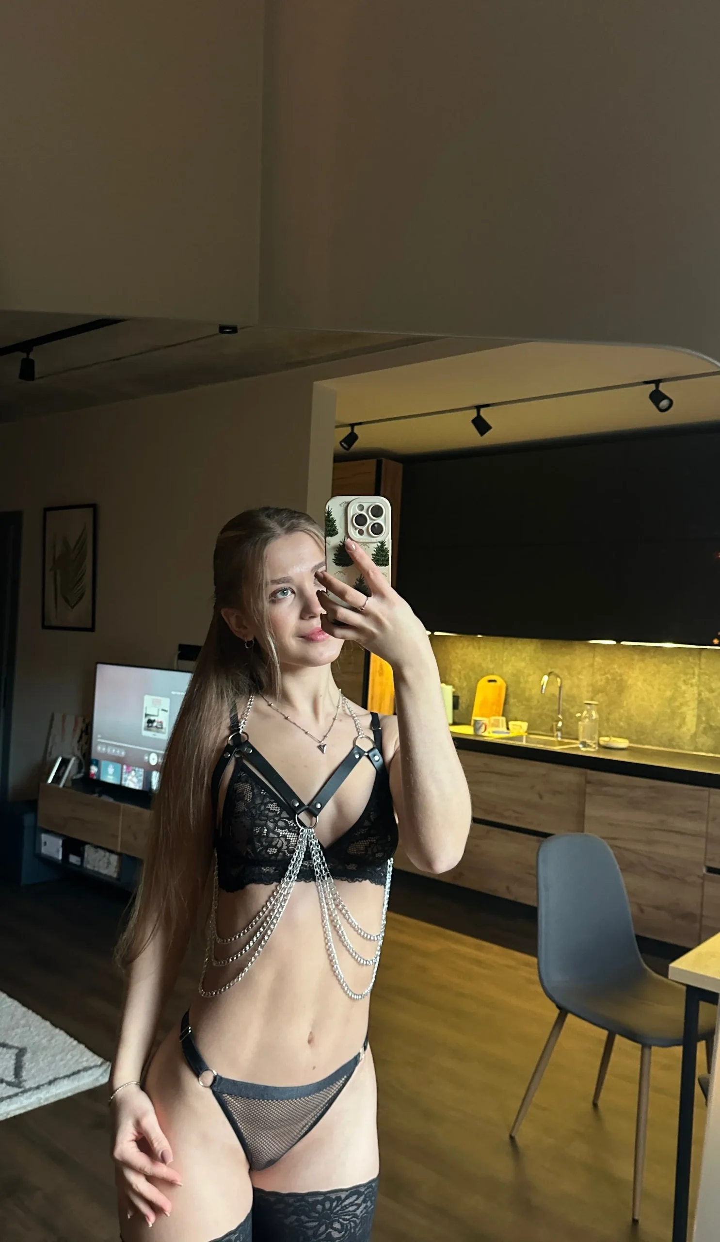MODEL (EVY-BIE) - Image 7