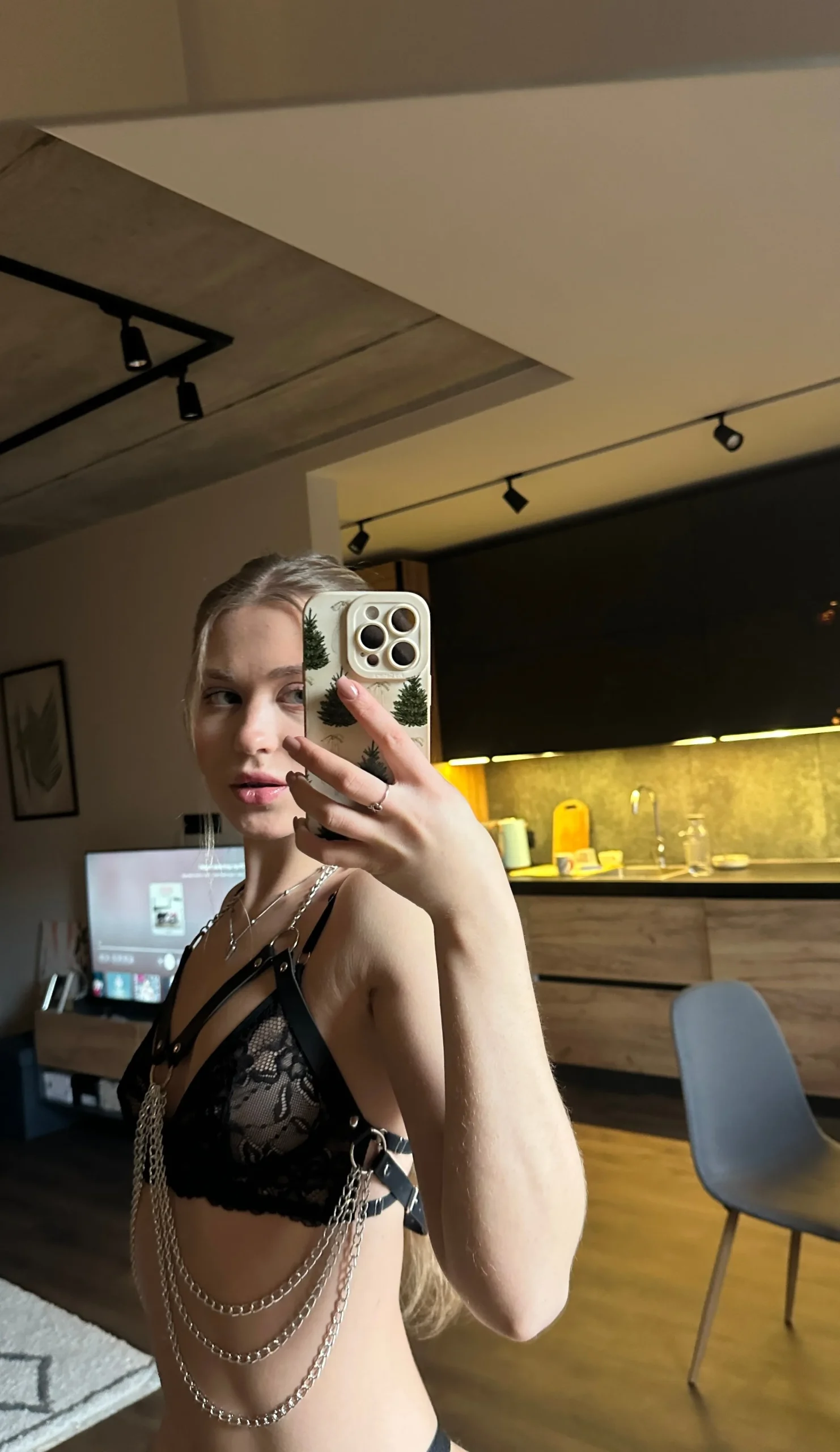 MODEL (EVY-BIE) - Image 5